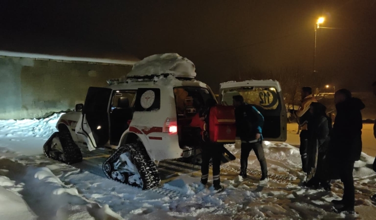 Karla Mücadele: Öğretmene Paletli Ambulansla Yardım