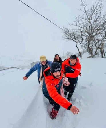 AFAD, Karda Ayağı Kırık Vatandaşı Taşıdı!