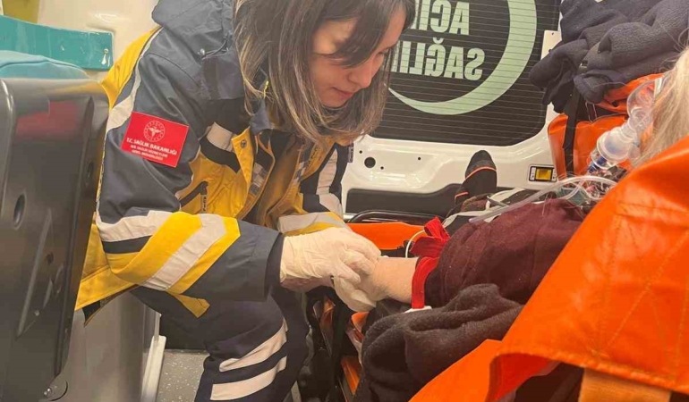Pertek’te Karla Kaplı Yolda Hastaya Zorlu Ulaşım