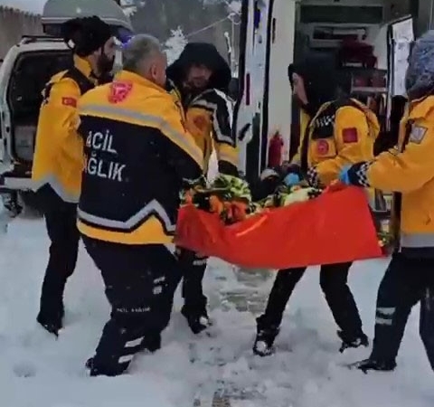 Kar Engeline Rağmen Hastaya 4×4 Ambulansla Ulaşım