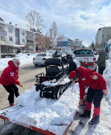 AKUT, Karla Kaplı Yolda Hastayı Kurtardı!