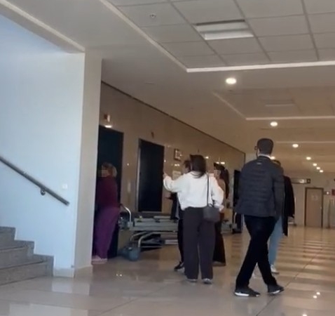 Hastane Asansöründe Tartışma: Hasta Yakınları Tepkili!