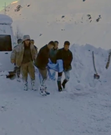 Kar Temizlerken Damdan Düşen Çocuk Kurtarıldı