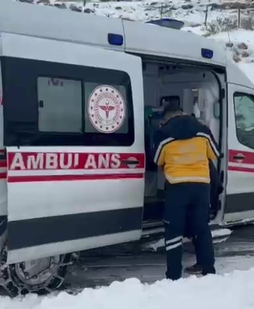 Karla Mahsur Kalan Ambulans Kurtarıldı!