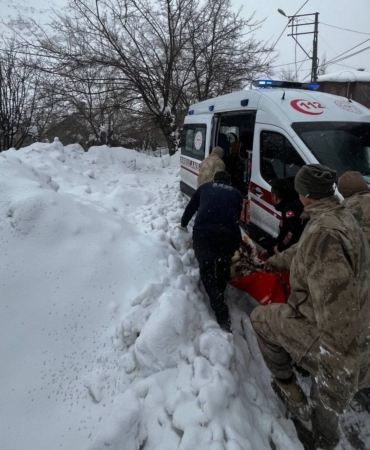 Karla Kaplı Köyde Hasta Kadın Hastaneye Ulaştırıldı