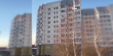 St. Petersburg’da Bebek Pencereden Düştü, Kurtarıldı!