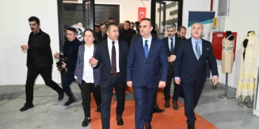 Bakan Kacır, Denizli Teknik Tekstil Merkezini Ziyaret Etti