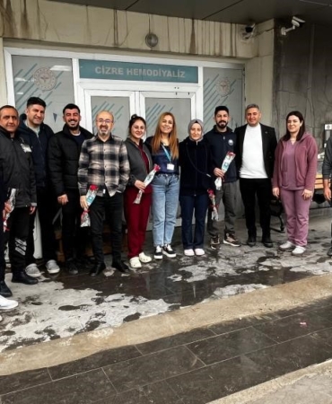 Tıp Bayramı’nda Sağlık Çalışanlarına Karanfil