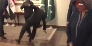 Pakistan Dışişleri Bakanı Dar, Düşüşle Gündemde!