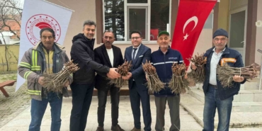 Emet’te 35 üreticiye 980 adet üzüm fidanı dağıtıldı