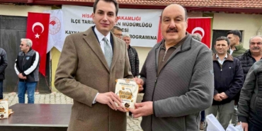 Hisarcık’ta arı üreticilerine fondan şekeri, çiftçilere korunga tohumu dağıtıldı