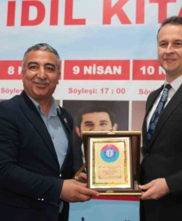 İdil Kitap Fuarı’nda Kaymakam’a Teşekkür Plaketi