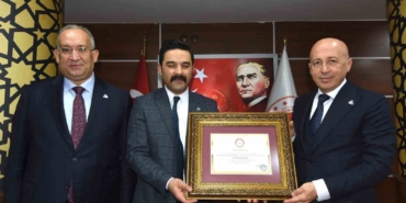 Doğu Anadolu İhracatçılar Birliği Başkanı Ömer Madırlı, mazbatasını aldı