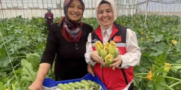 Kadın çiftçi hem üretiyor hem ihraç ediyor hem de pazarda satıyor