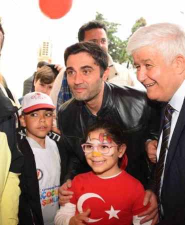 Ünlülerden 23 Nisan’da Miniklere Neşe Dolu Anlar