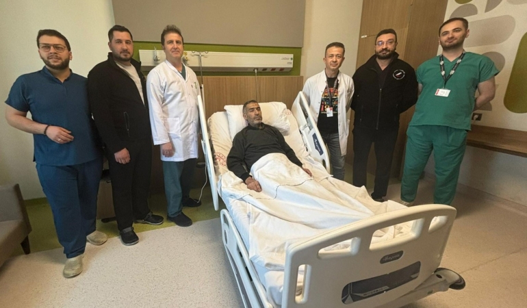 8 Kiloluk Böbrekle Yaşayan Hasta Ameliyatla Kurtuldu