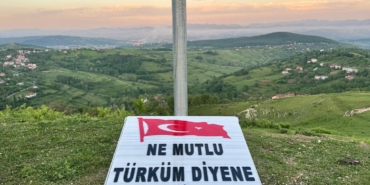 Gençler, Köy Zirvesine Türk Bayrağı Dikti!