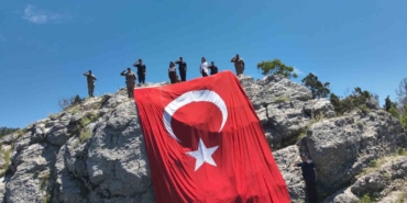 Karadağ Tepesi’nde Dev Türk Bayrağı Dalgalandı!
