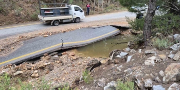 Bodrum’da Yol Patlayan Hatta Suya Gömüldü!