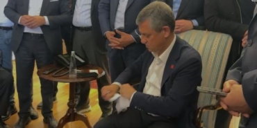 Özgür Özel, Butlan Kararını Yırtarak Tepki Gösterdi!