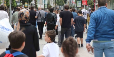 Sakarya’da bayram alışverişi telaşı: “Kedi yavrusu gibi sağa sola dağıldık”