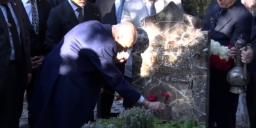 Bahçeli, Türkeş’in Kabrini Bayramda Ziyaret Etti