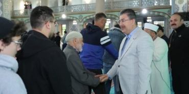Vali Yılmaz, Bayram Namazını Vatandaşlarla Kıldı