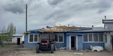 Kars’ta Şiddetli Rüzgar Çatıları Uçurdu!