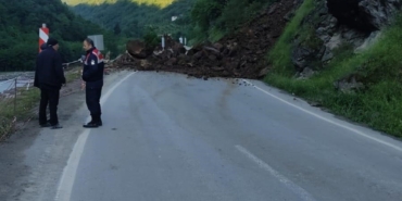 Trabzon-Bayburt Karayolu Heyelanla Kapandı!