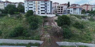Karabük’te Heyelan: Toprak Kütlesi Yola Düştü!